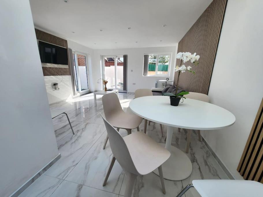 Spacious And Bright One Bedroom Apartment Оксфорд Экстерьер фото
