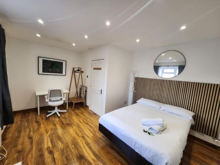 Spacious And Bright One Bedroom Apartment Оксфорд Экстерьер фото