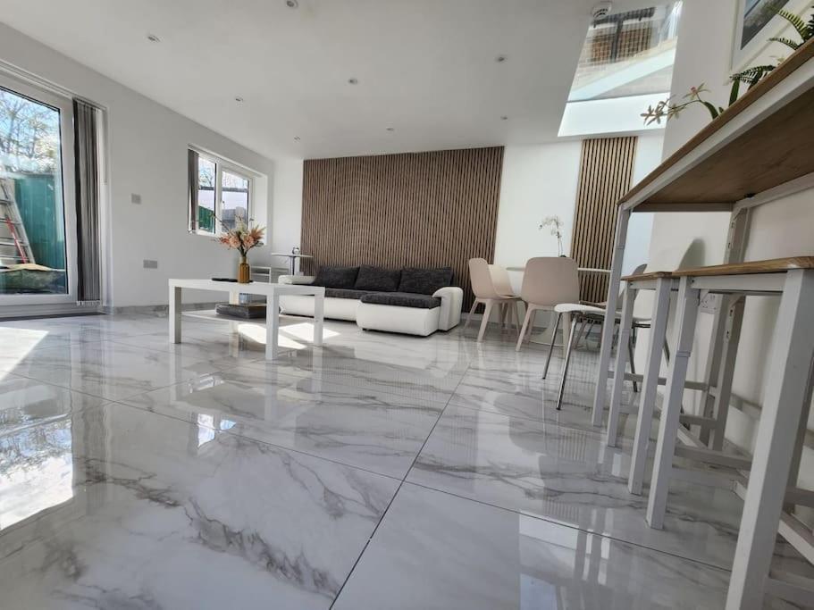 Spacious And Bright One Bedroom Apartment Оксфорд Экстерьер фото